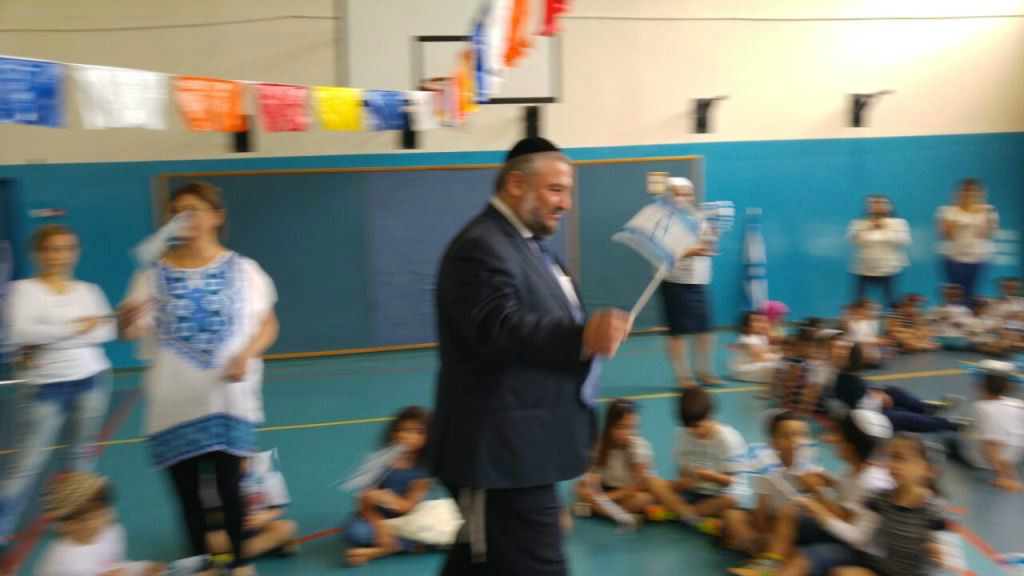 ראש העיר והמומנה על החינוך ישעיהו ארנרייך מחלקים דגלים לילדים