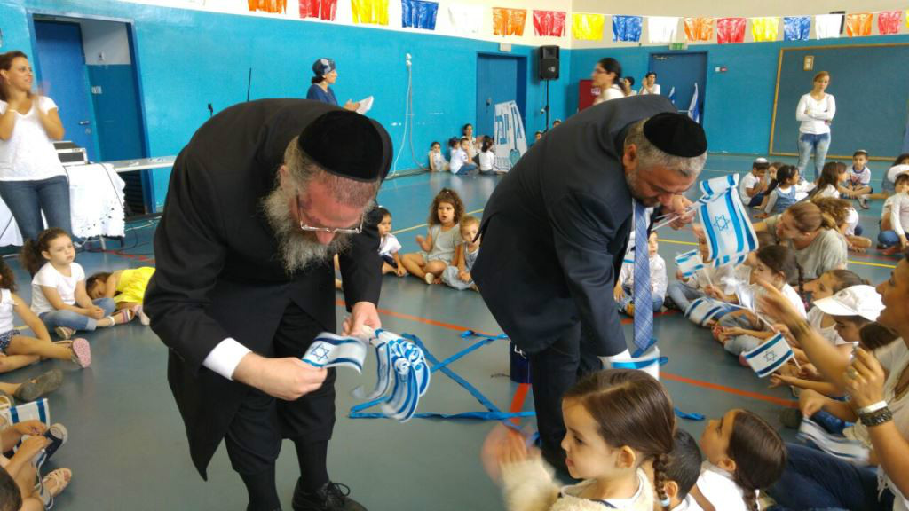 ראש העיר והמומנה על החינוך ישעיהו ארנרייך מחלקים דגלים לילדים