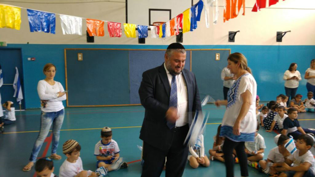 ראש העיר מחלק דגלים לילדי הגנים