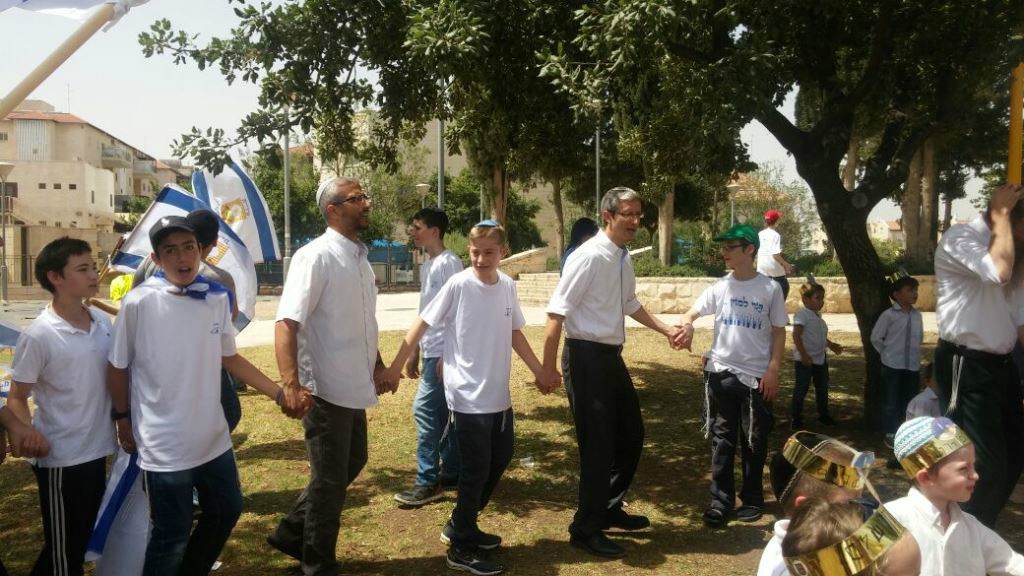 תלמידי העיר חוגגים בריקודים את יום ירושלים