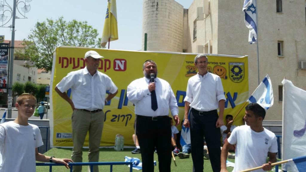 ראש העיר נואם בחגיגות