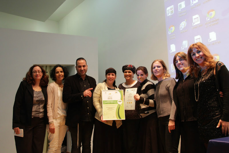 נציגות בתי הספר מקבלות את התעודה
