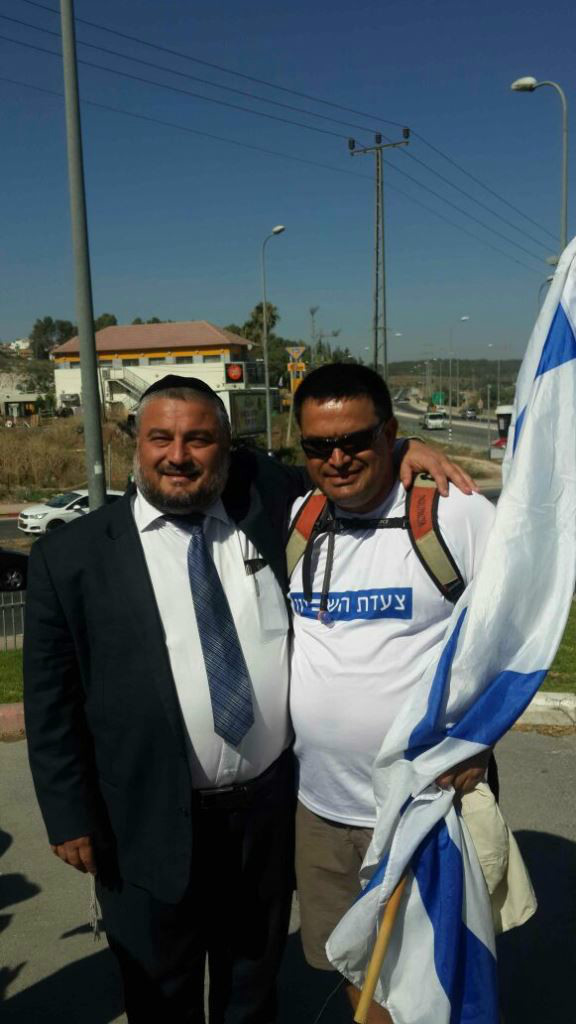 ראש העיר בצילום עם משתתף בצעדה 