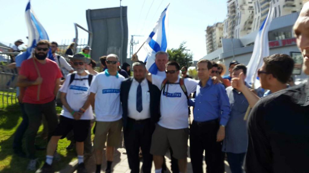 ראש העיר בצילום עם משתתפי הצעדה