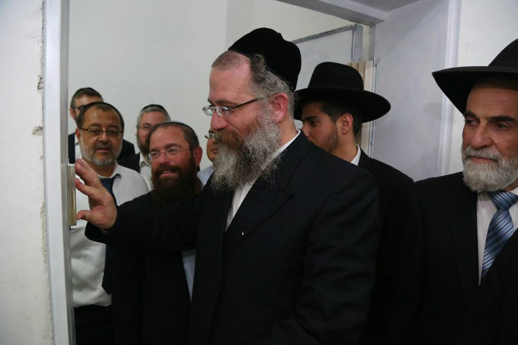 קביעת מזוזה על ידי ישעיהו ארנרייך הממונה על החינוך