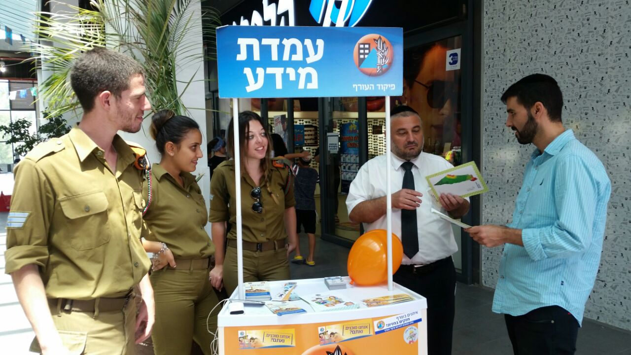 ראש העיר בשיחה עם חיילי פיקוד העורף בעמדת ההסברה שהוקמה 