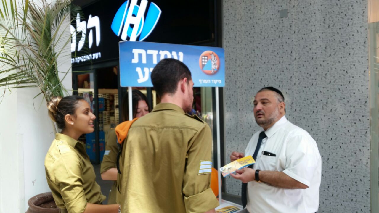 ראש העיר בשיחה עם חיילי פיקוד העורף בעמדת ההסברה שהוקמה 