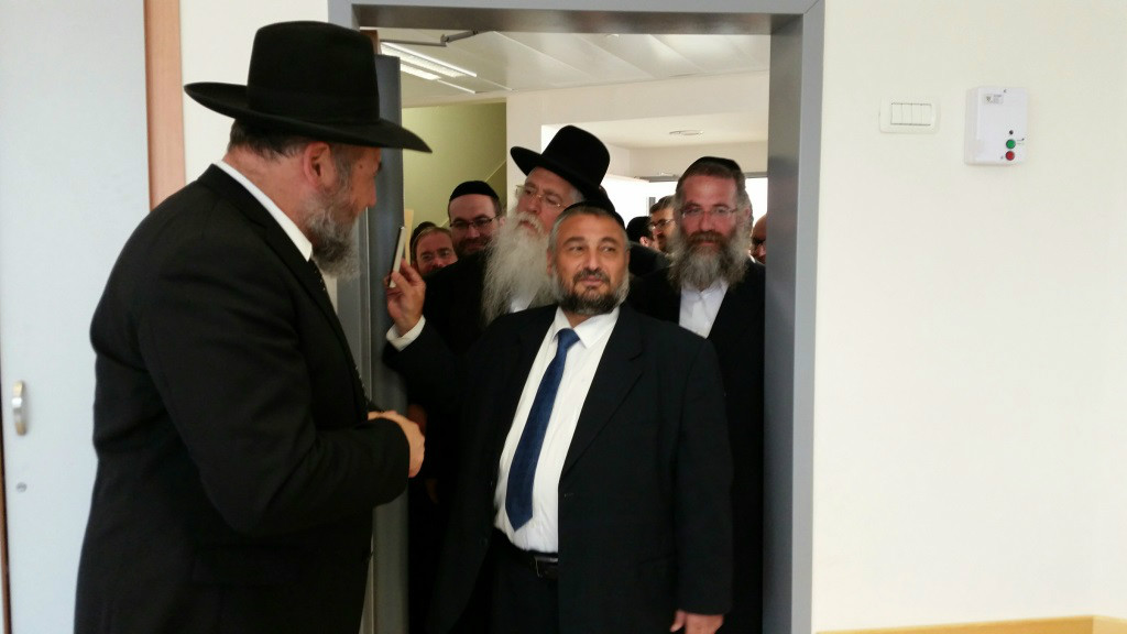 ראש העיק קובע מזוזה 
