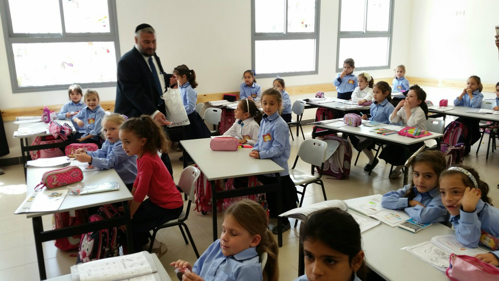 ראש בעיר מסייר בכיתת לימוד
