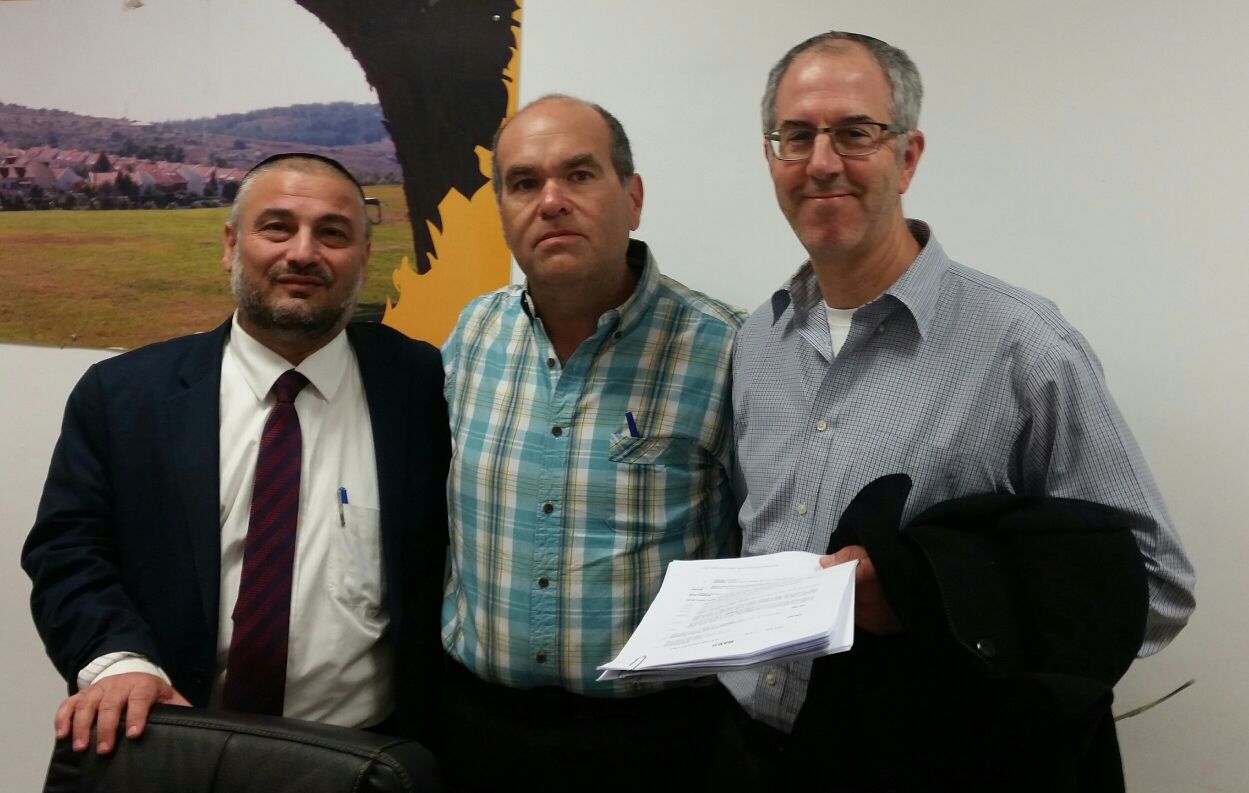 ראש העיר משה אבוטבול עם היזמים