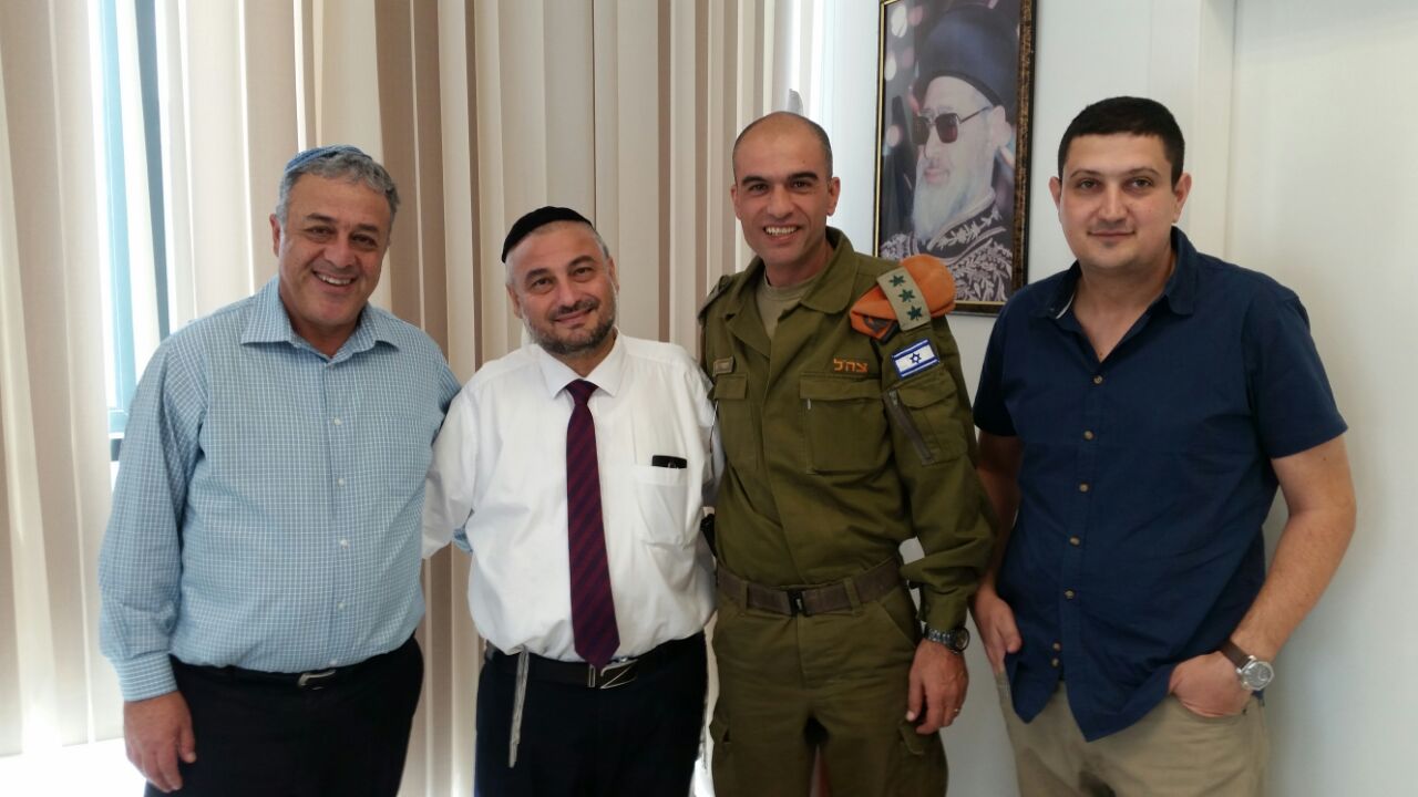 ראש העיר בישיבה עם קציני פיקוד העורף