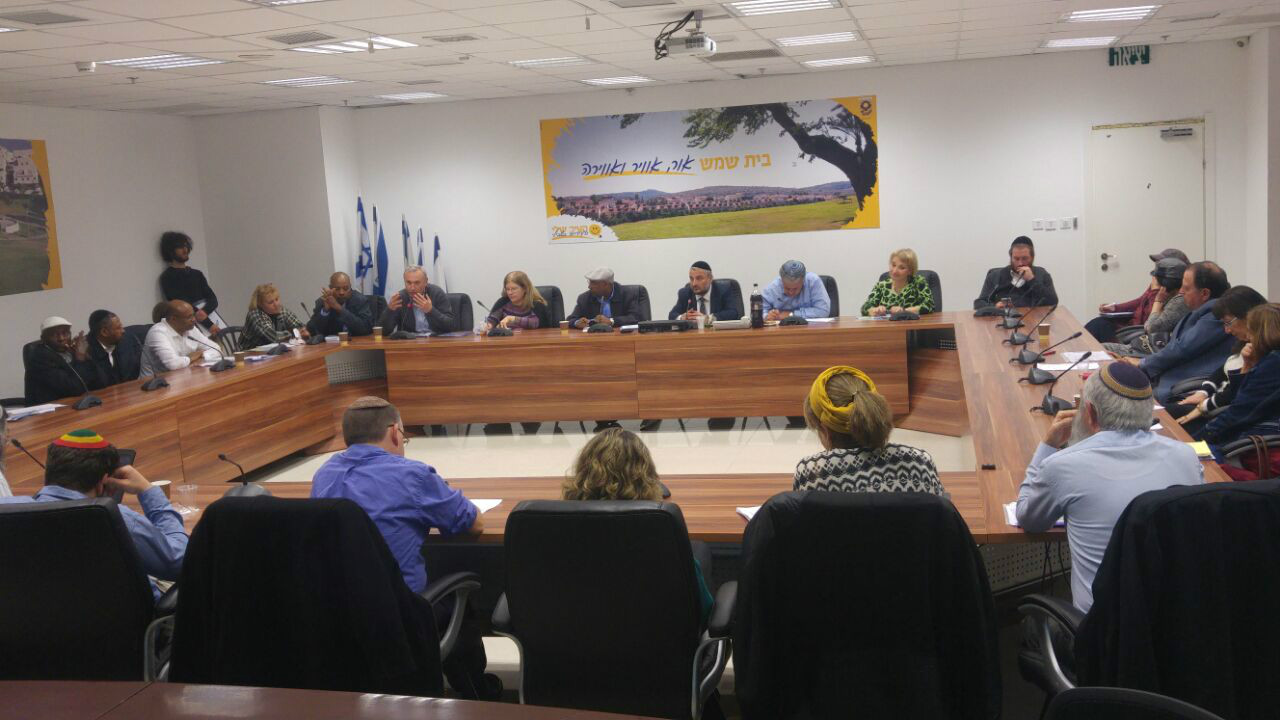 חברי הוועדה בדיון בעירייה