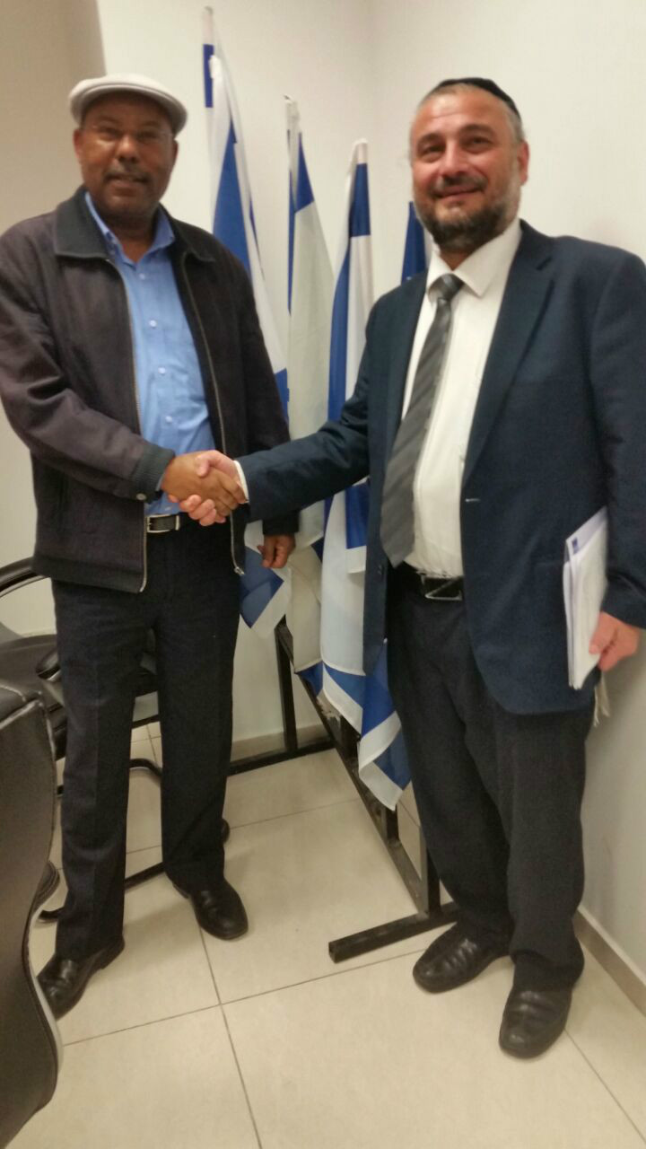 ראש העיר משה אבוטבול עם חבר הוועדה נגוסה