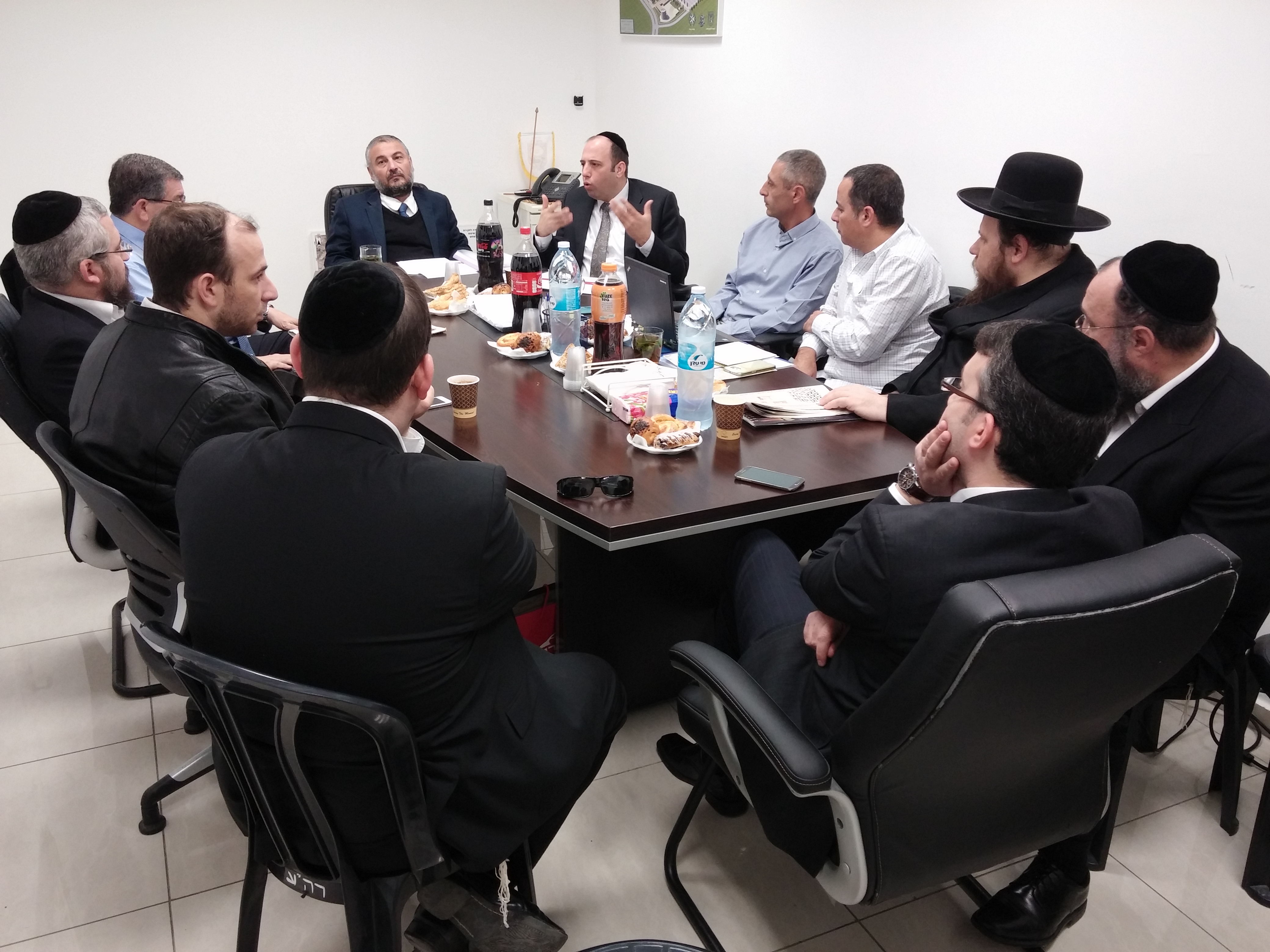 ישיבה של בכירי העירייה יחד עם מנכל הדואר 