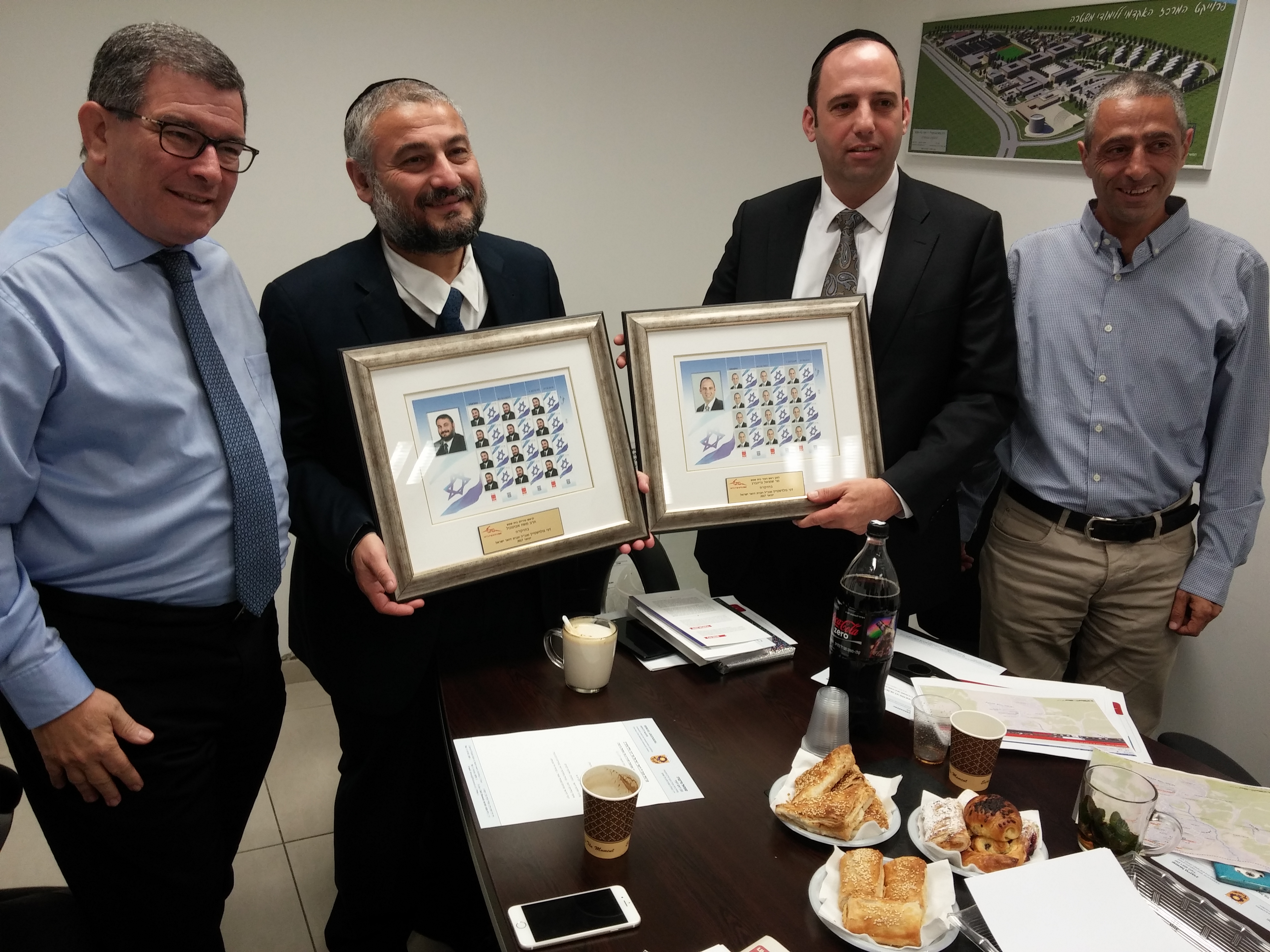 ראש העיר מעניק תעודת הוקרה למנכל הדואר
